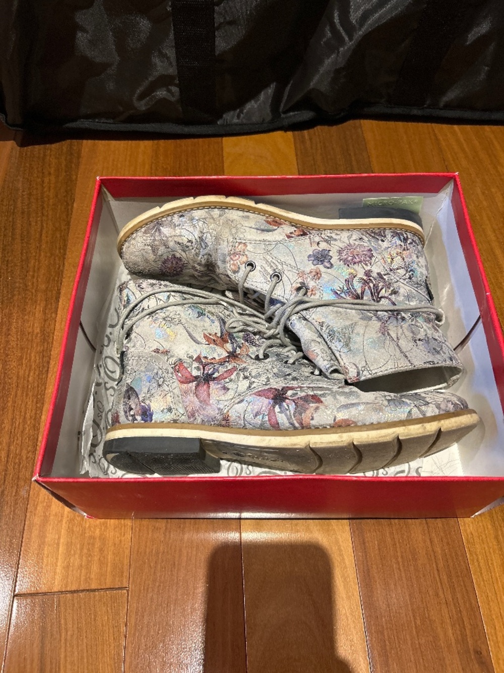 Silvery ankle boots with flowers